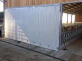 Telo laterale scorrevole in PVC fissato con cricchetti. Anno 2018