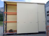 Scaffale con ante scorrevoli in PVC autoestinguente. Anno 2016