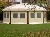 Chiusura su misura copertura e laterali gazebo con tende a scorrimento verticale in PVC e tessuto semitrasparente. Anno 2006