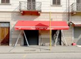 Tenda da sole con scritte pubblicitarie. Anno 2015