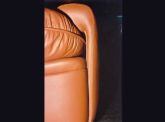Particolare poltrona in pelle. Cuciture cuscino e bracciolo. Anno 1997.
