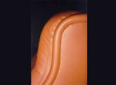 Particolare poltrona in pelle. Cuciture schienale. Anno 1997.